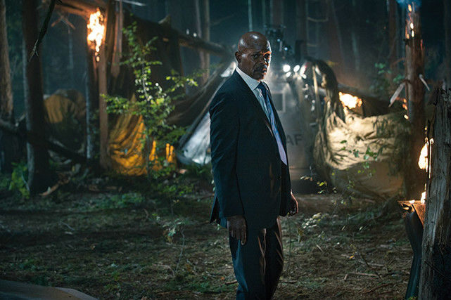 Während Oskari durch den Wald streift, wird die Air Force One des US-Präsidenten (Samuel L. Jackson) abgeschossen und dieser landet per Rettungskapsel ebenfalls im Dunkel der Nacht. (© Ascot Elite)