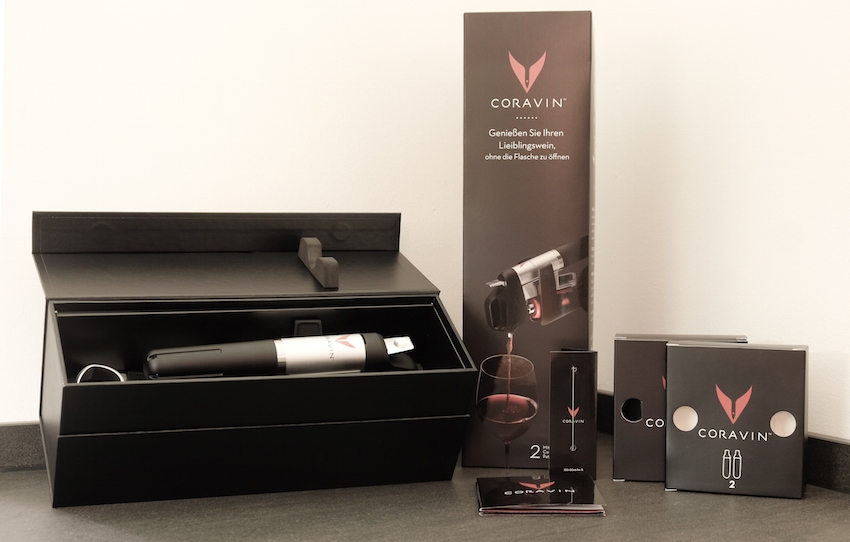 Das Coravin 1000 beinhaltet sämtliches Zubehör, um gleich loslegen zu können. Neben dem Hauptsystem umfasst der Lieferumfang eine entsprechende Nadel, zwei Argon-Patronen, den passenden Ständer sowie eine Silikon-Schutzhülle und eine Bedienungsanleitung.