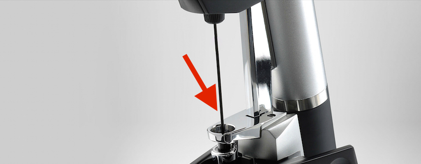 Die Nadel wird mit Herunterdrücken des Griffes automatisch durch den Korken geführt.