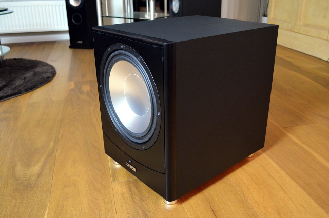 Der kraftvolle Subwoofer verfügt über einen Frontfire- und einen passiven Downfire-Tieftöner.