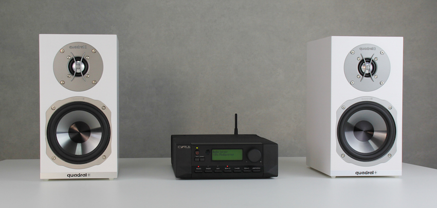 Mehr braucht es eigentlich nicht für erstklassigen Sound im Wohnzimmer. Ein kompaktes HiFi-Setup (hier Cyrus Streamline2) und ein Pärchen Quadral Rhodium 200.