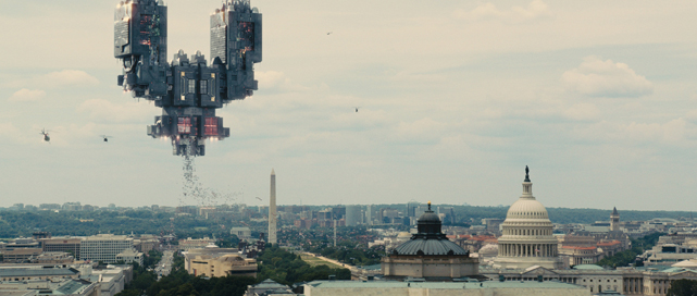 In den 80er-Jahren schickt die NASA eine Zeitkapsel mit Videospielen ins All. Aliens finden die Fracht, verstehen sie als Kriegserklärung und greifen die Erde an. (© Sony Pictures)