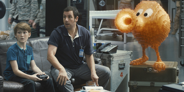 Die Armee ist mit der ungewöhnlichen Bedrohung überfordert und so wird der Videospiel-Nerd Sam Brenner (Adam Sandler) zu Hilfe gerufen. (© Sony Pictures)