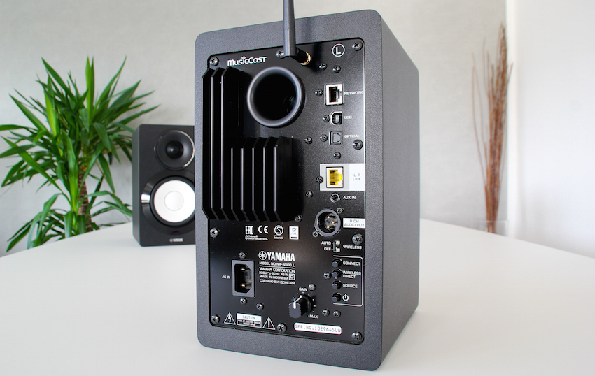 Die Masterbox: Wichtig ist, dass die Verbindung zwischen den beiden 50ern sowohl via Netzwerkkabel und XLR-Strippe vorgenommen wird. Beides gehört zum Lieferumfang.