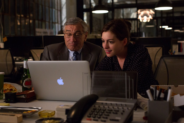 Der 70-jährige Witwer Ben Whittaker (Robert de Niro) arbeitet als Praktikant für die Mode-Website von Jules Ostin (Anne Hathaway). (© Warner Bros)