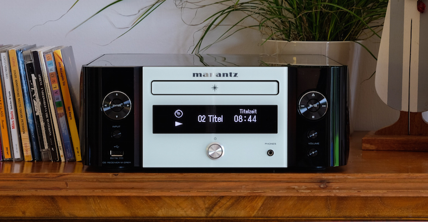 Dank schwarzer Klavierlackoptik und geschwungener Seitenteilen wirkt die Marantz M-CR611 zeitlos-elegant. 