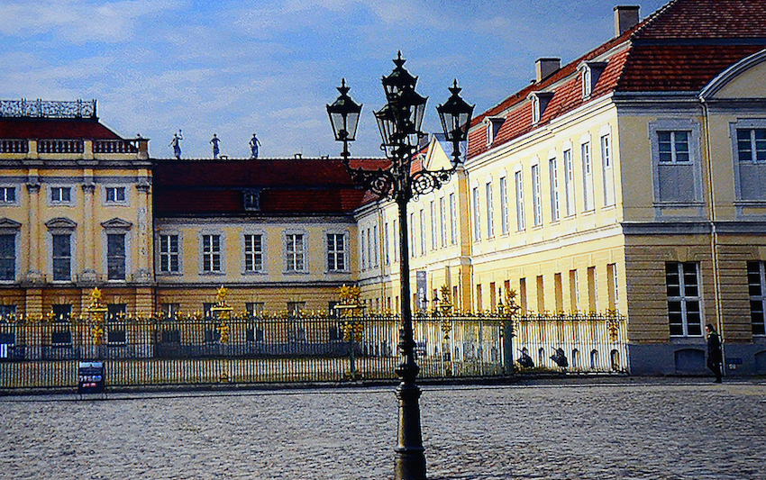Meine 4K-Fotoaufnahme vom Schloss Charlottenburg in Berlin erscheint originalgetreu. Die Fassadenfarben des Schlosses werden vollkommen unverfälscht abgebildet. Sämtliche Gitterstäbe des Zaunes sind vorhanden. Im Übrigen leuchten die Verzierungen darauf in prachtvollen Goldfarbtönen. Foto: Michael B. Rehders