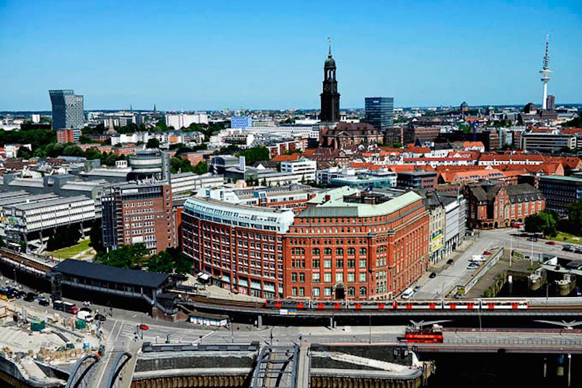 Die Panoramaaufnahme von Hamburg schoss ich aus der 21. Etage. Das Bild zeigte zahllose Details, um die Stärken und Schwächen eines TV-Displays aufzudecken. Foto: Michael B. Rehders