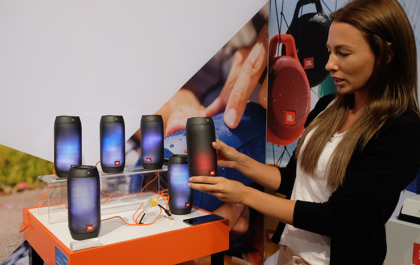 Ein Tipp von uns: Laden Sie sich die kostenlose JBL Connect-App herunter. Diese erlaubt es, gleich mehrere Pulse 2 miteinander  zu verbinden und quasi „in Serie“ zu schalten, was uns bereits auf der IFA 2015 in Berlin demonstriert wurde. Aber auch mit einem einzelnen Pulse 2 macht die App viel Spaß. 