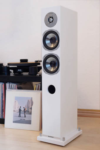 Im oberen Abteil der 500 sitzt der neu entwickelte 25-Millimeter-Hochtöner. Direkt darunter thronen die beiden 155er Tief-Mittelton-Chassis.