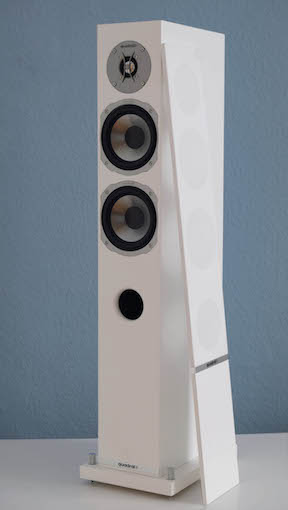 Die Technik der Rhodium 500 lässt sich komplett hinter einer magnetisch gehaltenen Gewebeabdeckung verstecken.