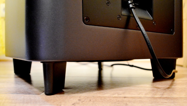 Der Subwoofer hat erstaunlich filigrane Standfüße.