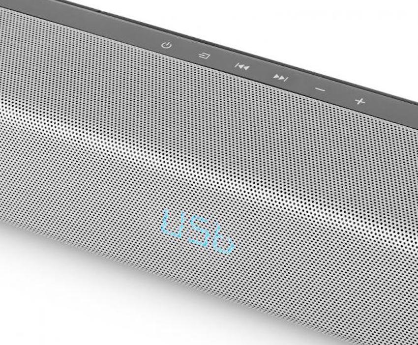 DAs Display dee Soundbar verbirgt sich mittig hinter dem feinen Lochgitter und ist auch auch aus 2-3 Metern Entfernung noch ablesbar.