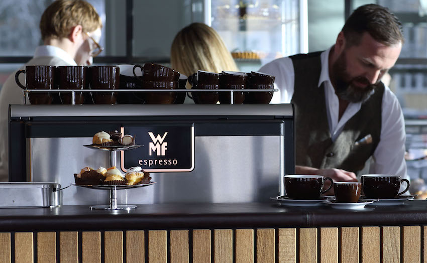 Siebträgermaschine WMF espresso garantiert sowohl prozesssichere als auch emotionale Baristakompetenz.