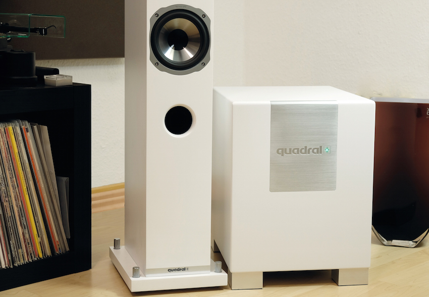 Probieren Sie die Aufstellung des Subwoofers an verschiedenen Stellen im Raum. In unserem Test erwies sich die Platzierung nahe einer Standbox als Ideallösung.