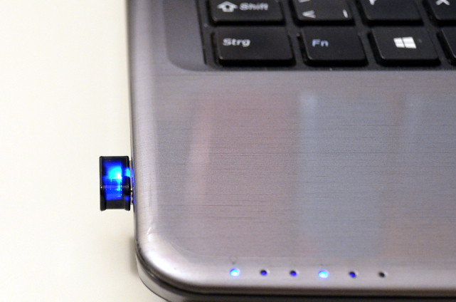 Der kompakte WiFi Stick schaut nur wenige Millimeter aus dem Laptop heraus.