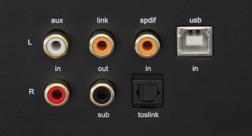 Die Anschlusssektion: Die nuPro A-500 ist mit einem analogen und drei digitalen Eingängen ausgestattet. Ein Subwoofer-Ausgang ist ebenfalls vorhanden.