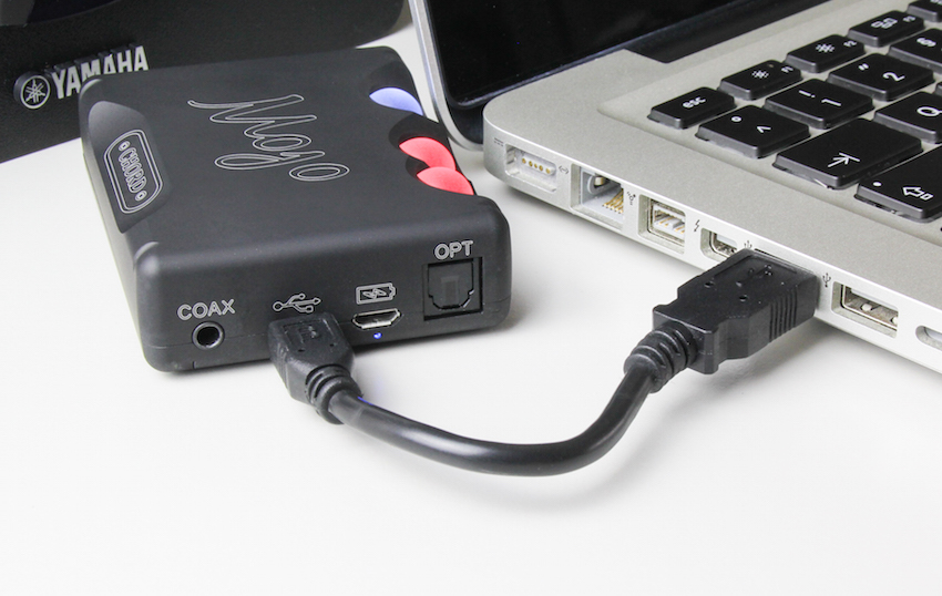 Der Chord USB-DAC wir einfach mittels handelsüblichem USB-microUSB-Kabel mit dem MacBook Pro verbunden.