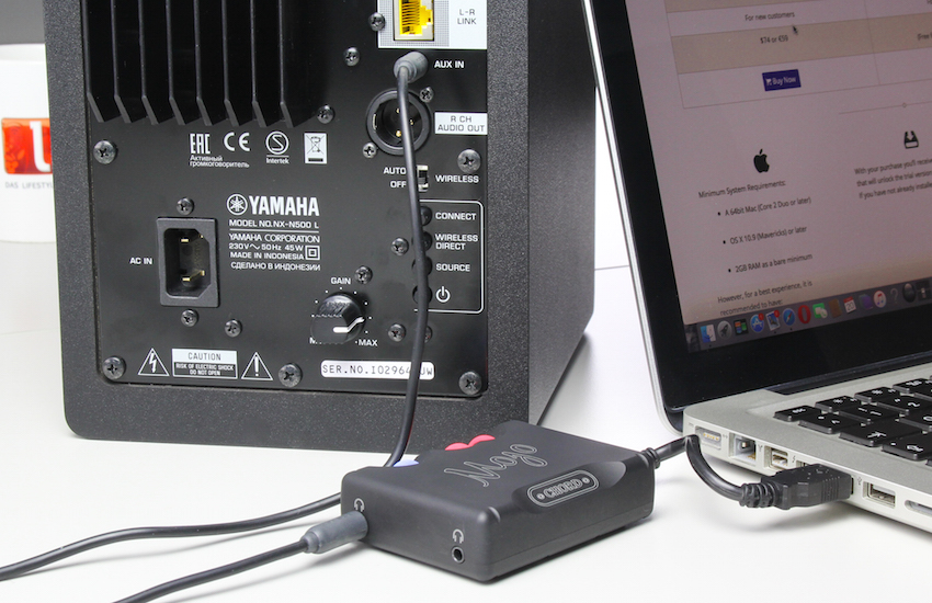 Mittels analogem Audiokabel (mit 3,5mm-Klinke) werden USB-DAC und Lautsprecher miteinander verbunden.