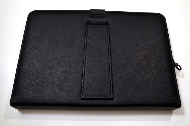 Die Tablet-Hülle in eleganter Lederoptik ist handlich und griffig.