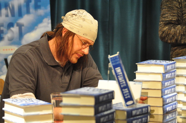 Schriftsteller David Foster Wallace (Jason Segel) bekommt auf seiner Lesereise Gesellschaft. (© Sony Pictures)