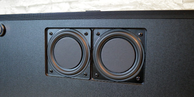 Ordentlich Tiefton-Power: Zwei Downfire-Subwoofer arbeiten im Boden der DM 55.