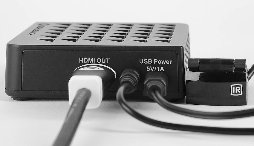 Der Empfänger wird mittels „HDMI-OUT“-Schnittstelle mit dem „HDMI-IN“-Port des Projektors verbunden. Zusätzlich werden Netzteil und IR-Empfänger angeschlossen. Lobenswert sind die unterschiedlichen Anschlüsse der IR-Einheiten, so dass diese nicht versehentlich vertauscht werden können. Der IR-Empfänger kann nur mit dem Empfänger und der IR-Sender nur mit dem Transmitter verkettet werden. Foto: Michael B. Rehders