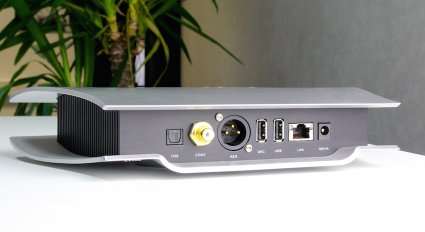 Die Aries LE ist rückseitig mit einem koaxialen, einem optischen, einem XLR-Ausgang sowie je einem USB- und Ethernet-Eingang ausgestattet.