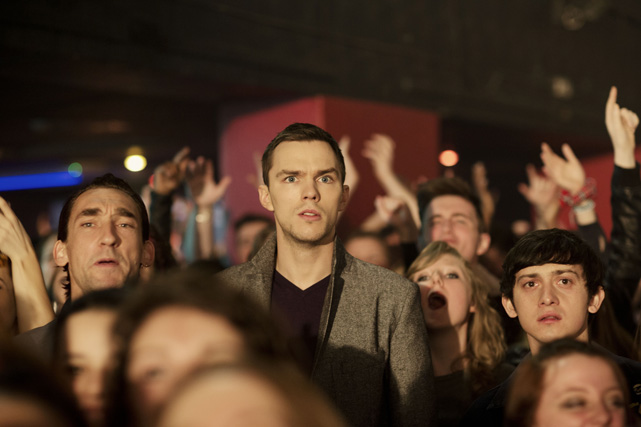 Steven Stelfox (Nicholas Hoult) ist ein erfolgreicher A&R-Manager, obwohl er sich gar nicht für Musik interessiert... (© Universum Film)