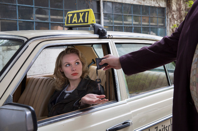 Alexandra (Rosalie Thomass) hat ihre Ausbildung zur Versicherungskauffrau abgebrochen und macht den Taxischein. (© Lighthouse Home Entertainment)