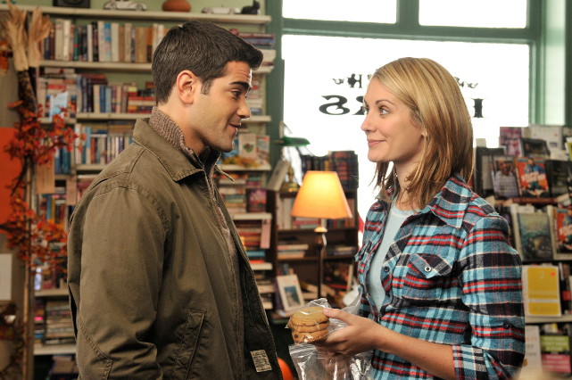 Noah (Jesse Metcalfe) lernt die charmante Buchladen-Besitzerin Hailey (Natalie Lisinska) kennen. (© Lighthouse Home Entertainment)