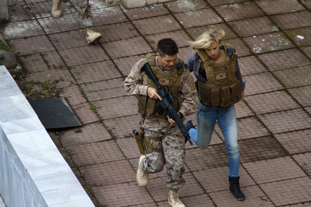 Albright und seine Einheit müssen völlig unvorbereitet die Botschaftsmitarbeiter in Sicherheit bringen... (© Universal Pictures)