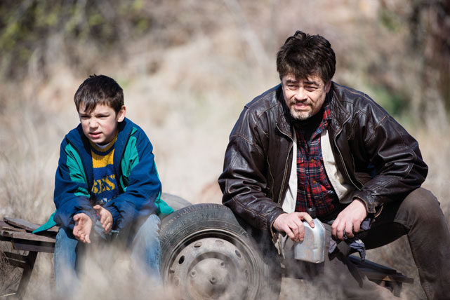 Den erfahrenen Entwicklungshelfer Mambrú (Benicio Del Toro) bringt so schnell nichts aus der Ruhe. (© Warner Bros)
