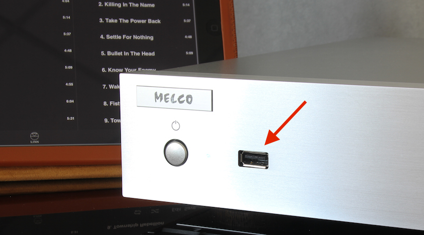 Über den frontseitigen USB-Port lassen sich auf einem Usb-Massenspeicher befindliche Audiotitel direkt auf den Meltau transferieren.