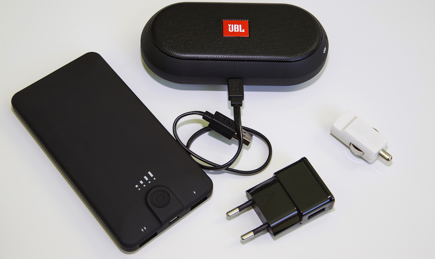 Mittels USB-Kabel und entsprechenden Steckern (sollten in jedem Haushalt vorhanden sein), lässt sich der JBL Trip schnell wieder aufladen. Das wird so oft nicht nötig sein, denn der Hersteller verspricht eine Standby-Zeit von rund 800 Stunden.