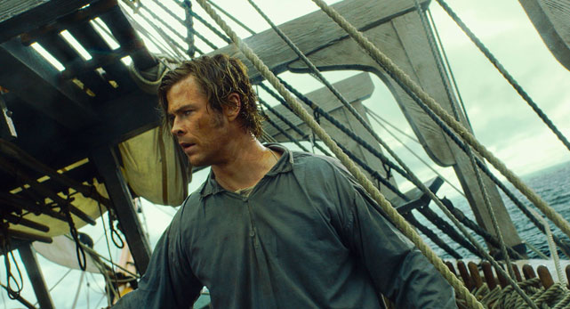 Der erste Offizier Owen Chase (Chris Hemsworth) sinnt nach einem Walangriff auf Rache. (© Warner Bros)