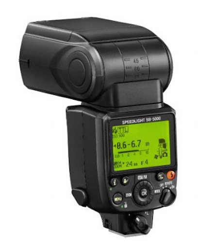 Das SB-5000 hat eine Leitzahl von 34,5, einen großen FX-Format-Zoombereich von 24–200 mm (14 mm mit Weitwinkel-Streuscheibe) sowie drei Ausleuchtungsprofile.