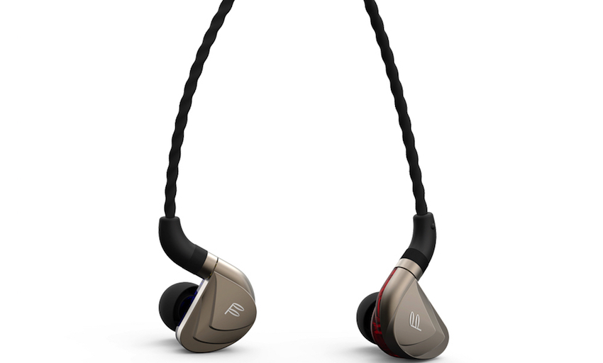 Das Hybrid-Modell vereint die Bassleistung eines dynamischen Schallwandlers mit der Präzision von zwei Balanced-Armature-Treibern für die Mittel- bzw. Hochtonwiedergabe