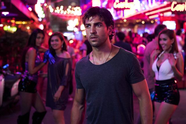 Zeki Müller (Elyas M'Barek) hat genug vom Lehrerdasein. Doch vor der Kündigung steht eine letzte Hürde... (© Constantin Film)