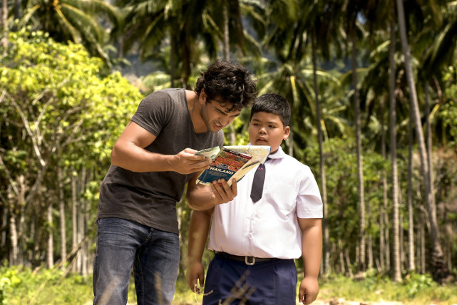 Also macht sich Zeki im Rahmen einer Klassenfahrt auf den Weg nach Thailand, um die Beute wiederzuholen. (© Constantin Film)