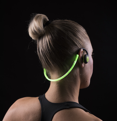 Wasserdicht und kabellos sorgen sie dank leuchtendem LED-Kopfband für Sicherheit beim Sport im Dunkeln