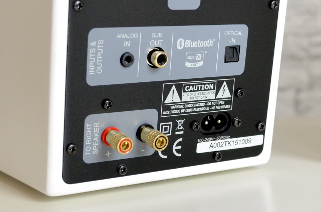 Das Anschlussfeld ist aufgeräumt und übersichtlich - ein USB-Anschluss fehlt aber leider.