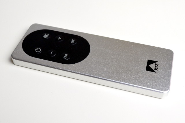 Die extrem schicke Fernbedienung wird u.a. zum Bluetooth-Pairing gebraucht.