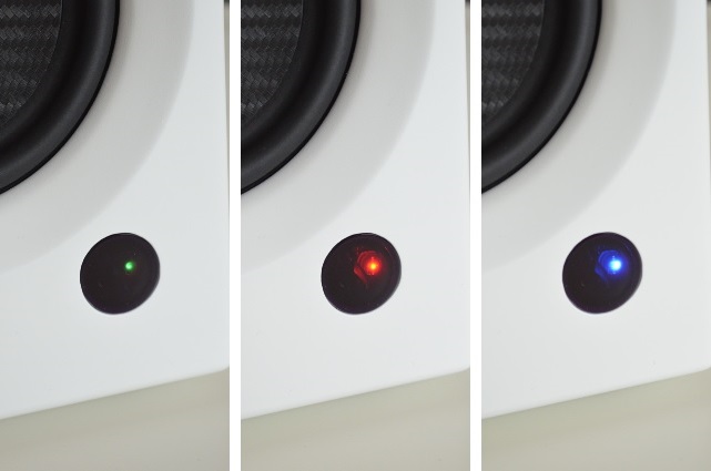 Die Farben stehen für die gewählte Quelle (Grün = analog, Rot = digital, Blau = Bluetooth), die Leuchtstärke informiert über An oder Aus.