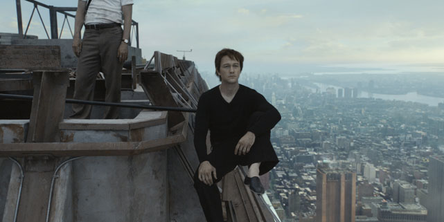 Der junge Straßenkünstler Philippe Petit (Joseph Gordon-Levitt) träumt davon, die Lücke zwischen den Twin Towers auf dem Drahtseil zu überqueren. (© Sony Pictures)
