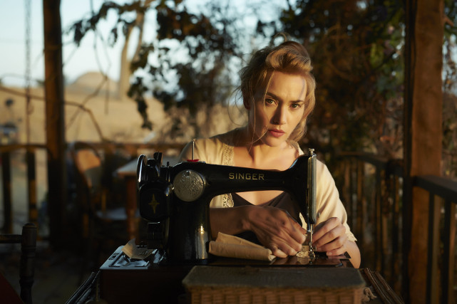 Der lange Schatten der Vergangenheit hält Tilly (Kate Winslet) nicht davon ab, in ihre verschlafene Heimatstadt zurückzukehren. (© Universum Film)