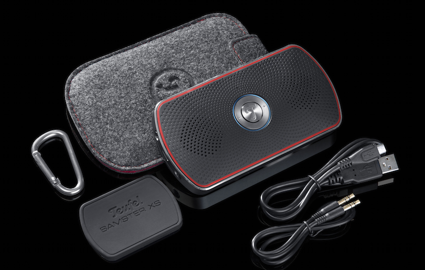 Teufels Bamster XS bringt gleich noch ein schützendes Filzetui samt Karabinerhaken, eine Anti-Rutsch-Matte sowie je ein USB- und Audiokabel mit.