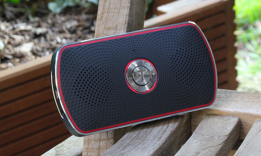 Auf das Markenzeichen kann man sich verlassen: Mit der „T-Taste“ aktiviert man Bluetooth und kann dann sogar Telefongespräche annehmen bzw. beenden, denn als Freisprecheinrichtung ist der Bamster XS auch zu gebrauchen. Die Lautstärke lässt sich sowohl am Quellgerät als auch hier über + und – steuern. Drückt man längere Zeit auf +, kann es ganz schön laut werden. Wirklich erstaunlich für einen solchen Zwerg!