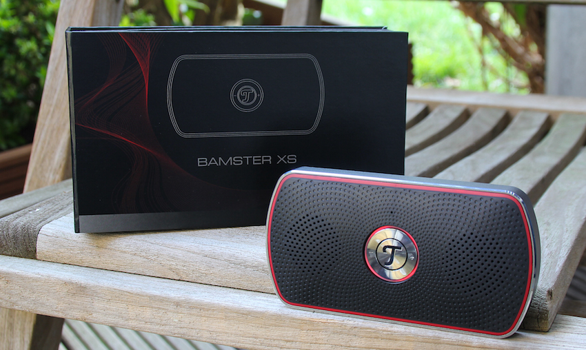 Das ist Teufels kleinster Bluetooth-Lautsprecher, der Bamster XS. Typisch für die HiFi-Spezialisten aus der Hauptstadt ist das elegante Design in attraktiver Schwarz-Silber-Rot-Kombination. Was man auf dem Bild nur erahnen kann: Die Verarbeitung ist extrem gut und trotz der geringen Größe vermittelt der Bamster einen stabilen und widerstandsfähigen Eindruck!