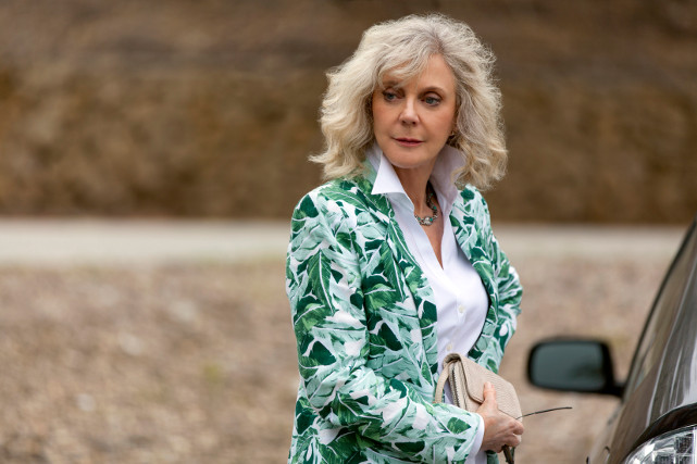 Nach dem Tod ihres geliebten Hundes fällt es Carol (Blythe Danner) schwer, das Leben zu genießen. (© Universal Pictures)